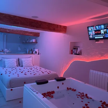 Les Jolies Nuits - A La Folie, Loft & Spa Apartament Montrevault